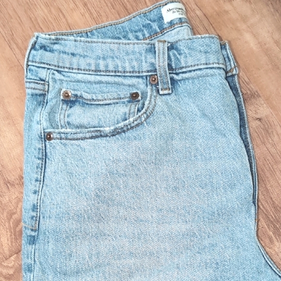 🎉Host Pick🎉 Abercrombie & Fitch Light Blue High Rise Jeans - Picture 4 of 6